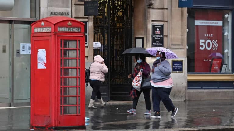 Covid-19: Reino Unido aprova vacina Universidade de Oxford/AstraZeneca