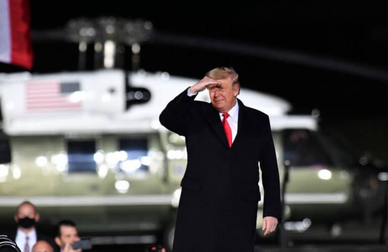 Trump decreta exclusão de oito tecnológicas chinesas da bolsa de Nova Iorque