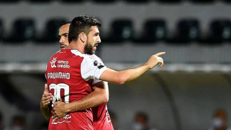 Paulinho eleito melhor jogador de dezembro