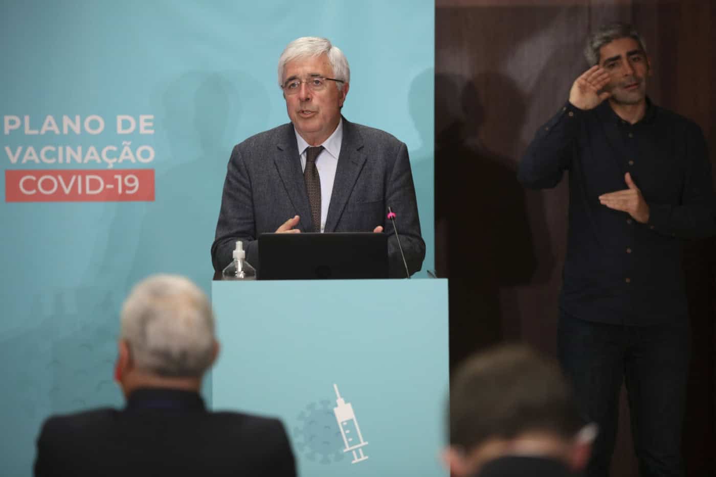 "A vacinação deve manter-se em cenário de novo confinamento"