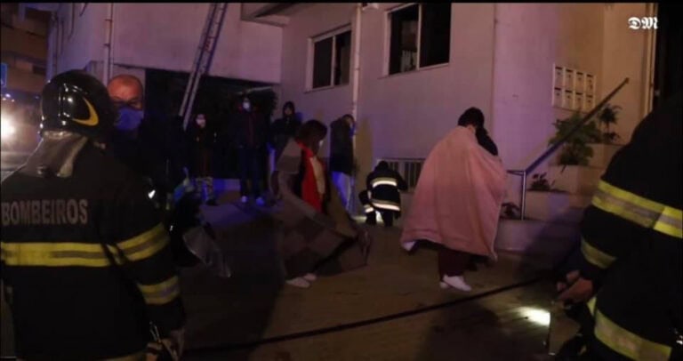 Três feridos e dois desalojados em incêndio urbano em Braga