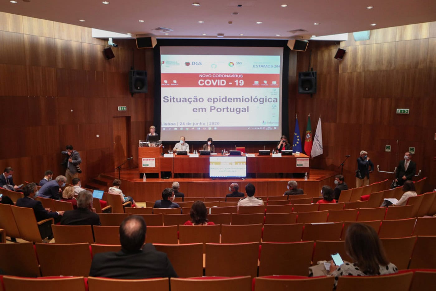 Reunião no Infarmed vai ditar as medidas de um novo confinamento geral