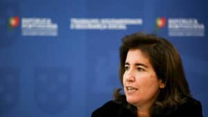 Ministra do Trabalho testa positivo à Covid-19 e tem "sintomas ligeiros"