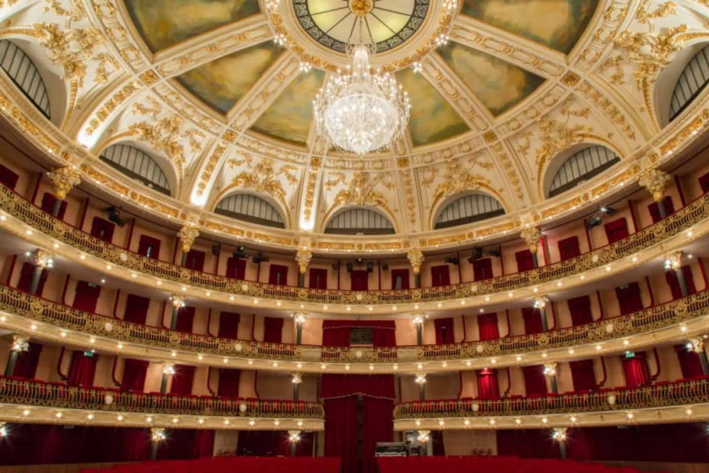 Fecho das salas de espetáculo e abertura de missas criam dúvidas na cultura local