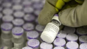 Pfizer atrasa entrega de vacinas na Europa para melhorar produção&nbsp;