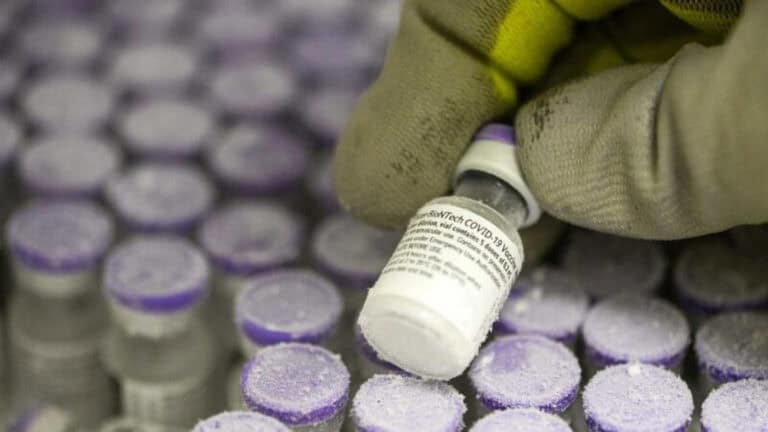 Pfizer atrasa entrega de vacinas na Europa para melhorar produção