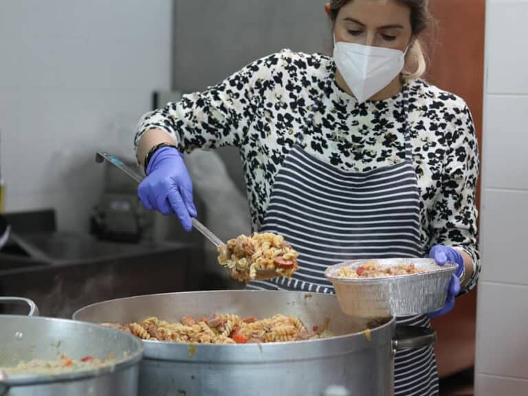 Virar a Página coloca comida no prato de quem precisa há dez meses