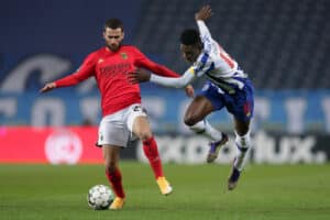 FCP e Benfica empatam e continuam a quatro pontos do líder