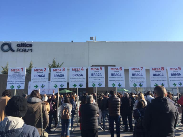 Grande afluência às urnas provoca filas sem distanciamento em Braga
