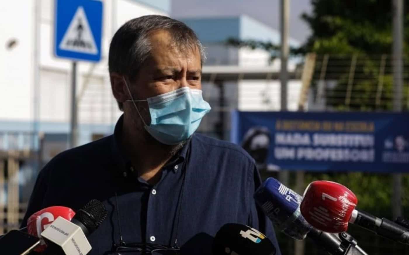 Covid-19: Abaixo-assinado pede testes, vacinação e teletrabalho nas escolas