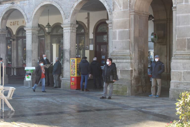 Covid-19: Mais 6702 casos e 167 mortes - novo máximo diário de óbitos