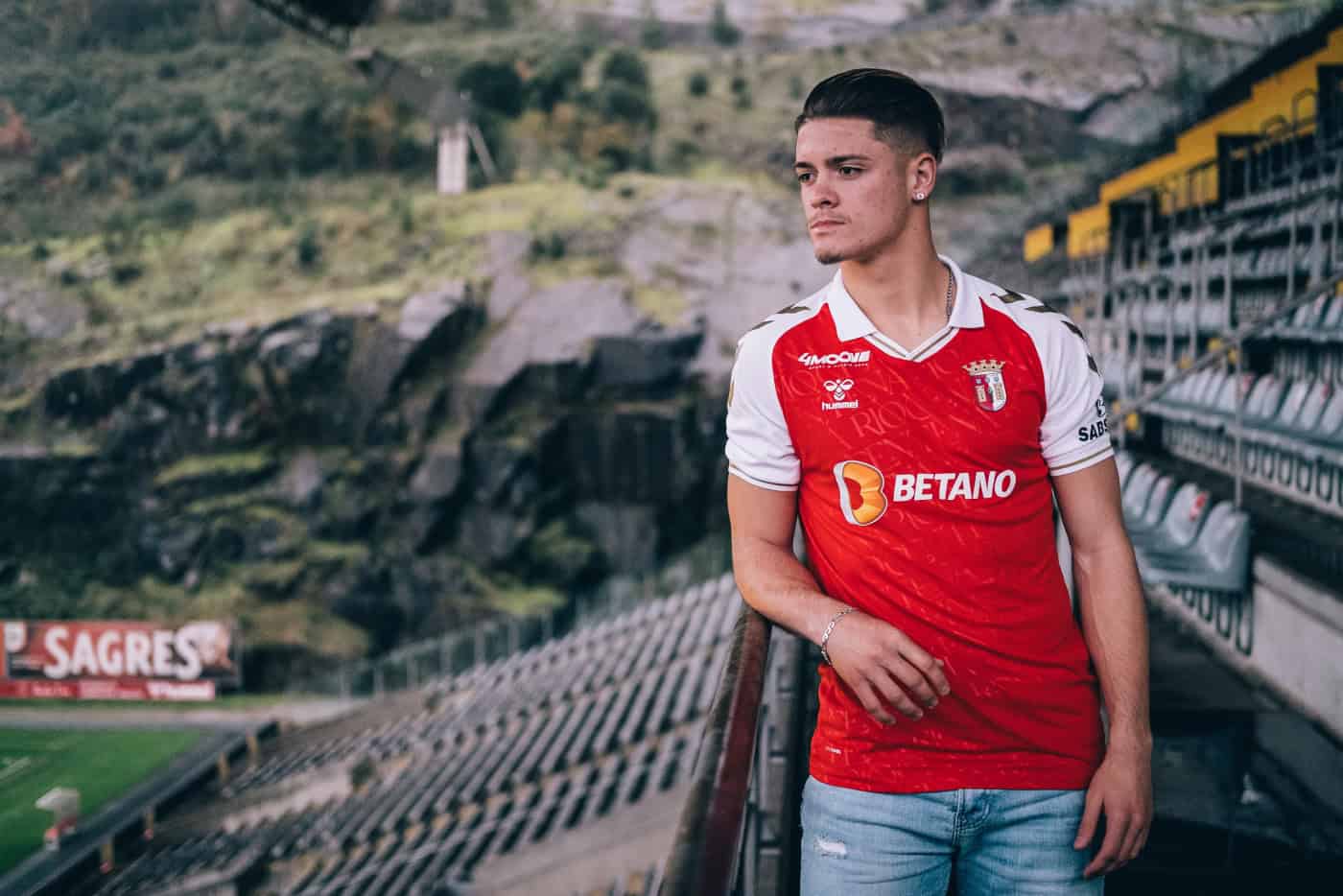 Depois da estreia (e a marcar), Vítor Oliveira renova contrato com SC Braga