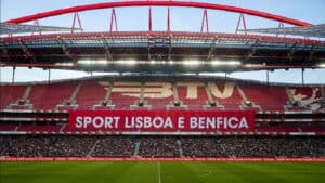 Benfica com 17 novos casos no staff e equipa remete realização dos jogos à DGS