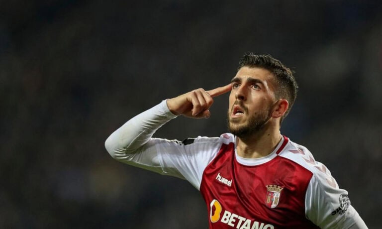 Paulinho regressa às opções mas começa jogo no banco