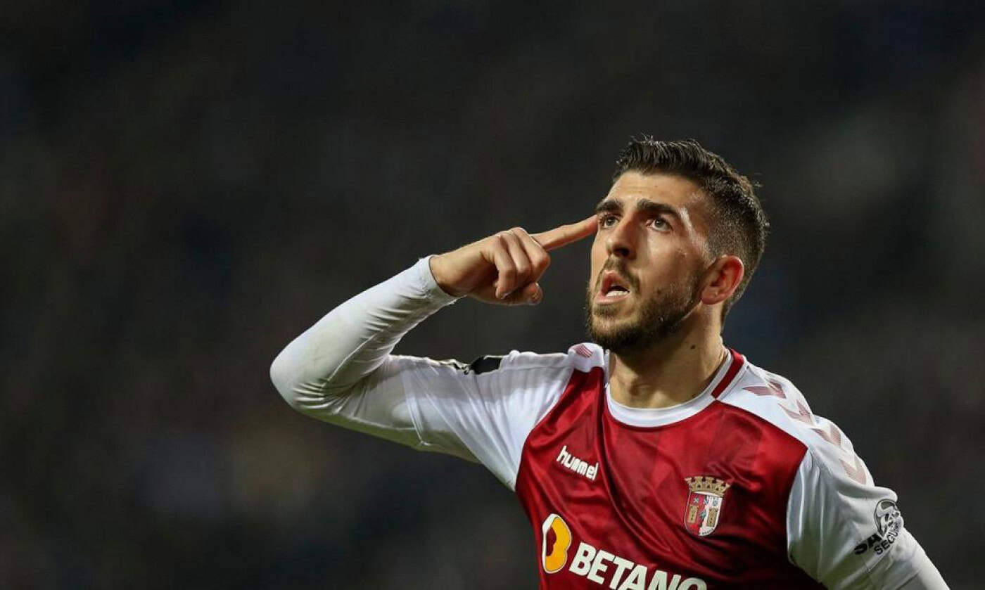 Paulinho regressa às opções mas começa jogo no banco