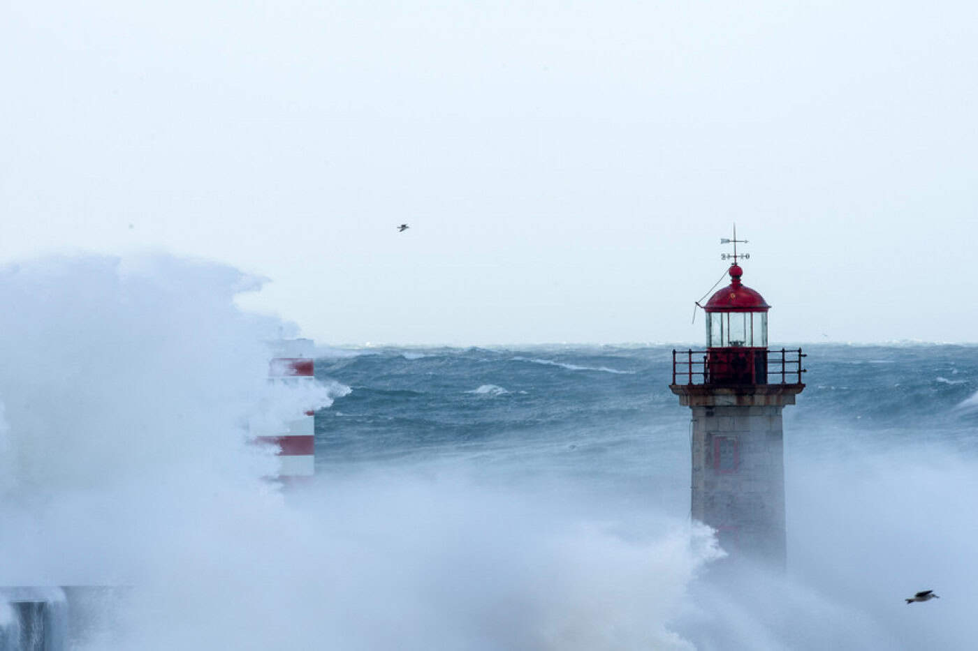 Previsão de chuva, vento forte e ondas que podem chegar aos 12 metros