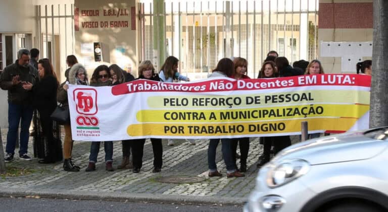 Funcionários das escolas desconvocam greve