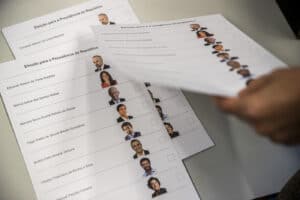 Afluência às urnas até às 16h00 foi de 35,44%