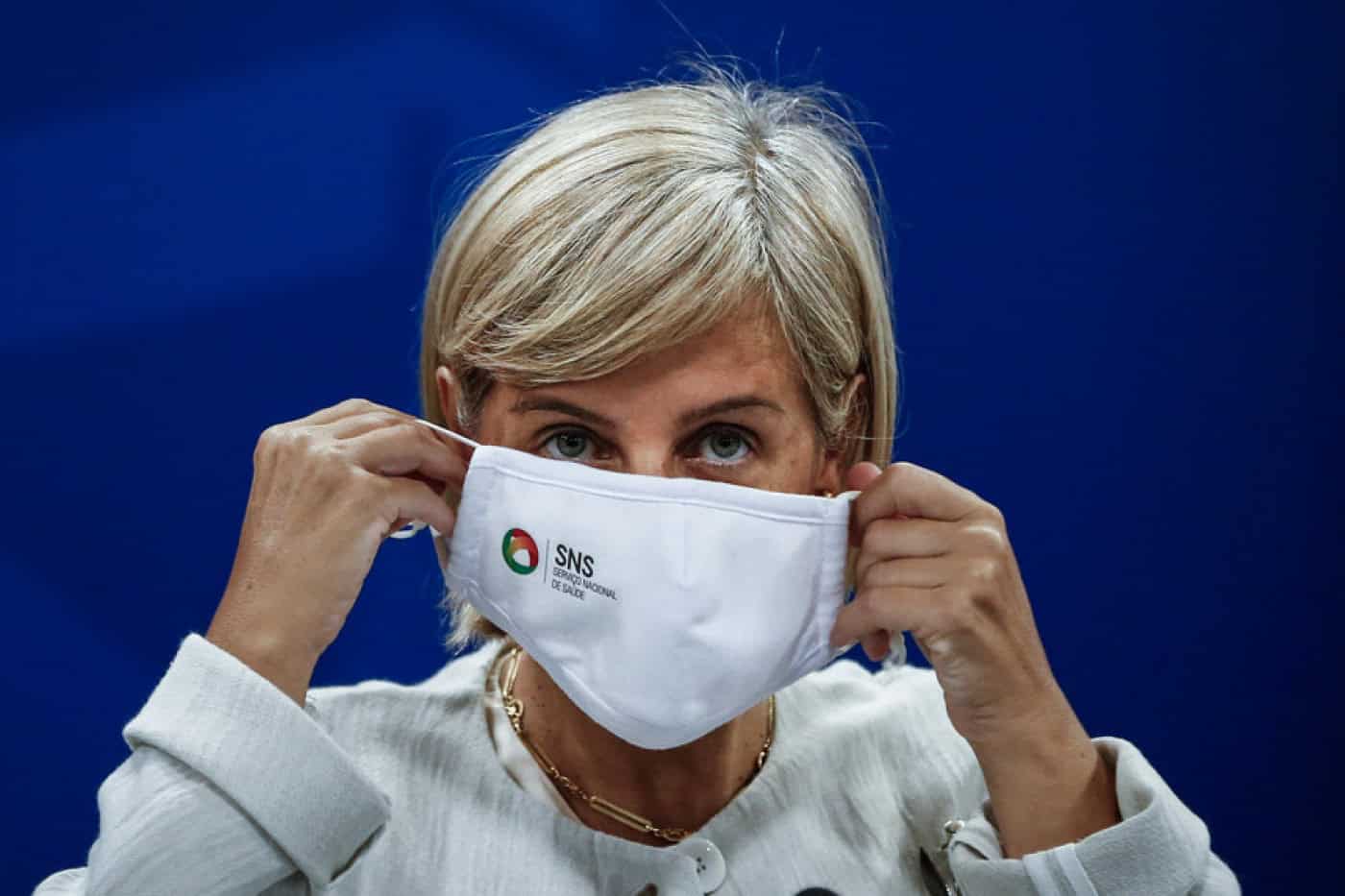 Ministra da Saúde admite transferir doentes para o estrangeiro