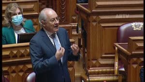 Parlamento debate 10º estado de emergência. PSD aprova, mas critica governo