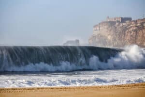 Sete distritos sob aviso laranja no fim de semana devido à agitação marítima