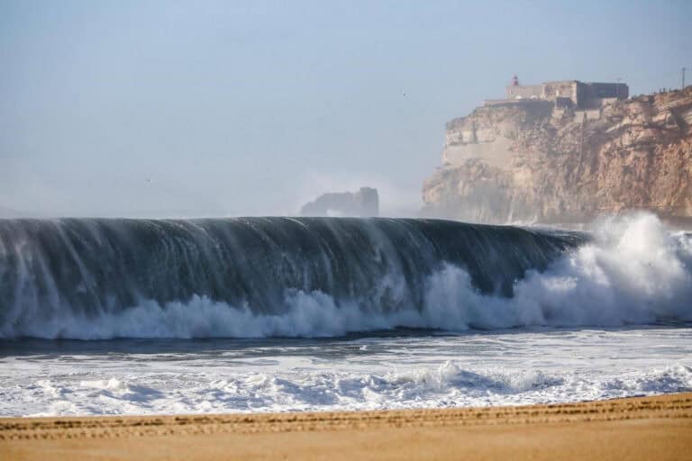 Sete distritos sob aviso laranja no fim de semana devido à agitação marítima