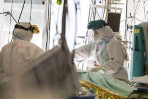 Contratação de médicos formados no estrangeiro obriga a nota positiva no exame escrito