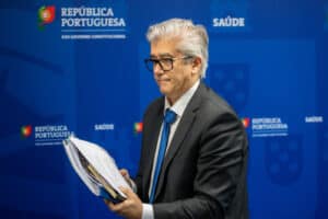 Governo anuncia tolerância zero para truques contra prioridades de vacinação