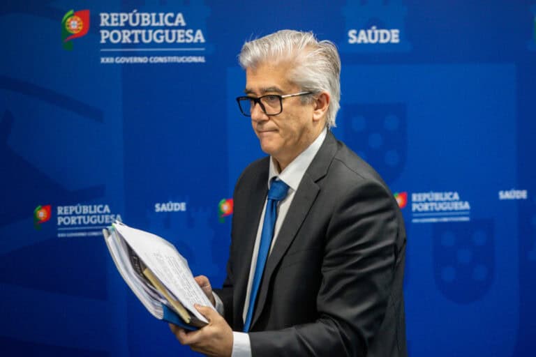 Governo anuncia tolerância zero para truques contra prioridades de vacinação