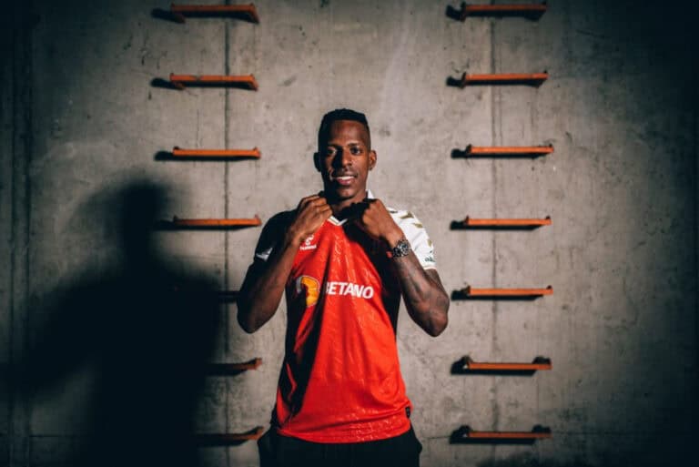 Borja assina pelo SCB e promete "muita entrega"