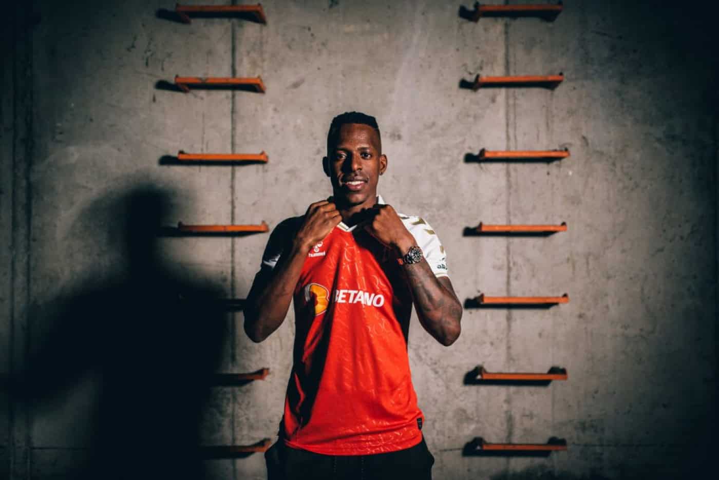 Borja assina pelo SCB e promete "muita entrega"