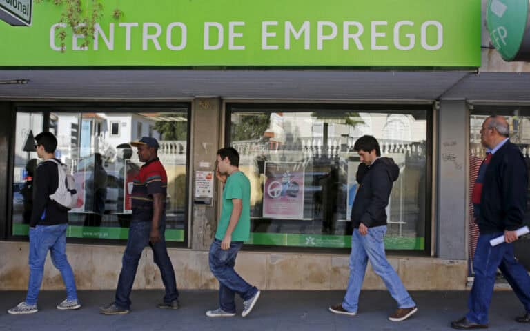 Menos contratações e contratos a prazo contribuem para aumento do desemprego jovem