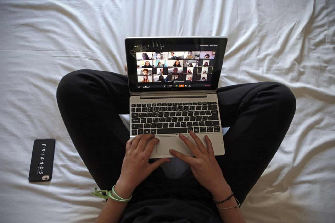 Ensino à distância. Governo aprova compra de mais computadores