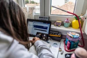 Ensino à distância. Governo vai poder comprar mais 15 mil computadores&nbsp;