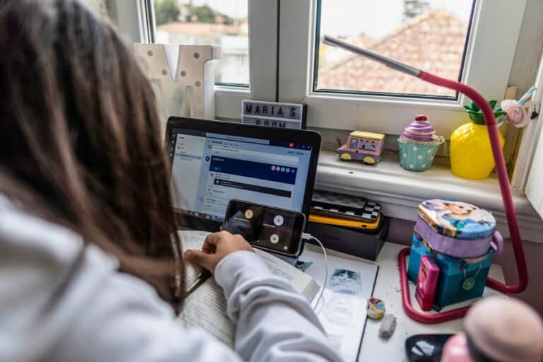 Ensino à distância. Governo vai poder comprar mais 15 mil computadores&nbsp;