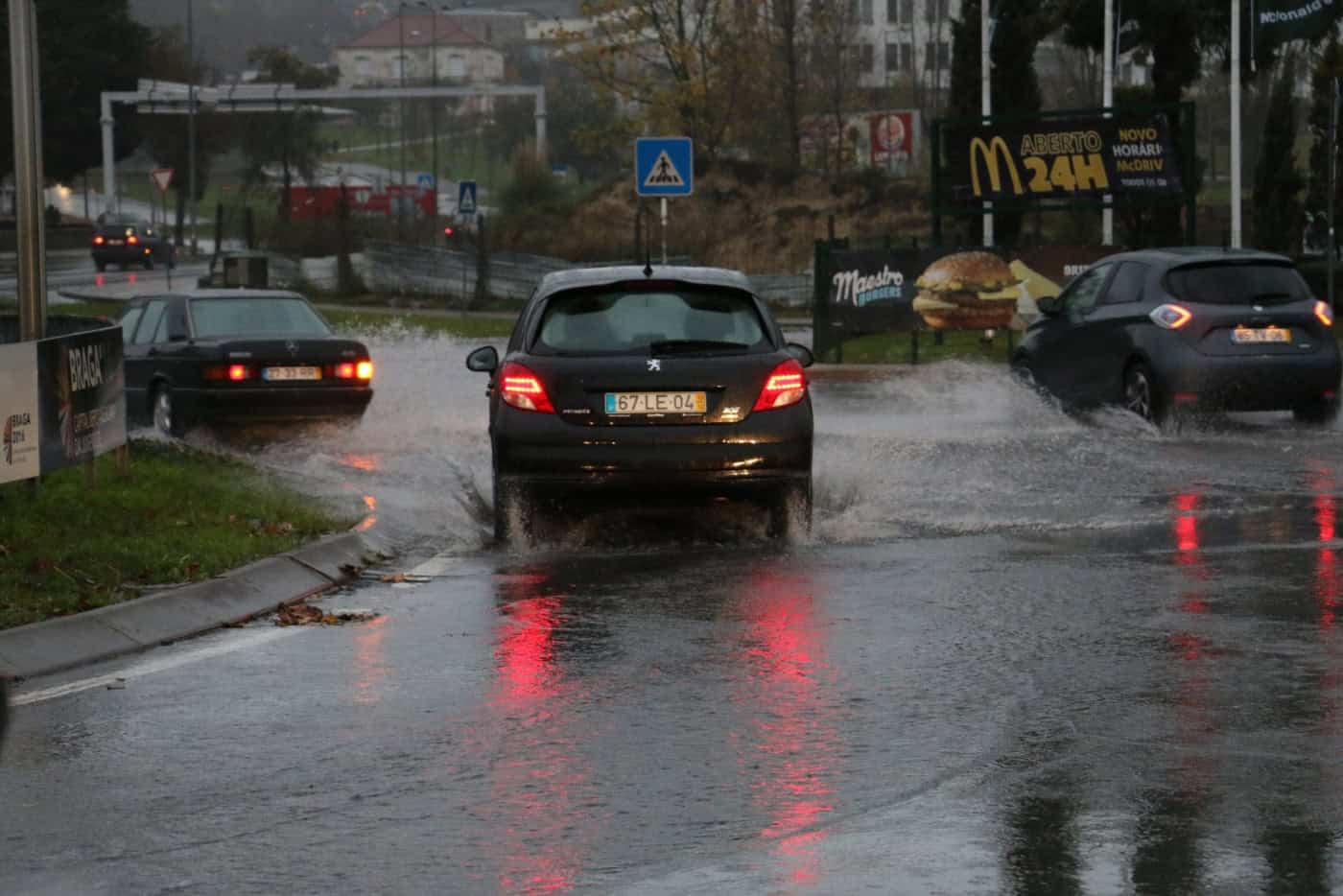 Proteção civil emite aviso devido à chuva e vento fortes. Existe risco de inundações