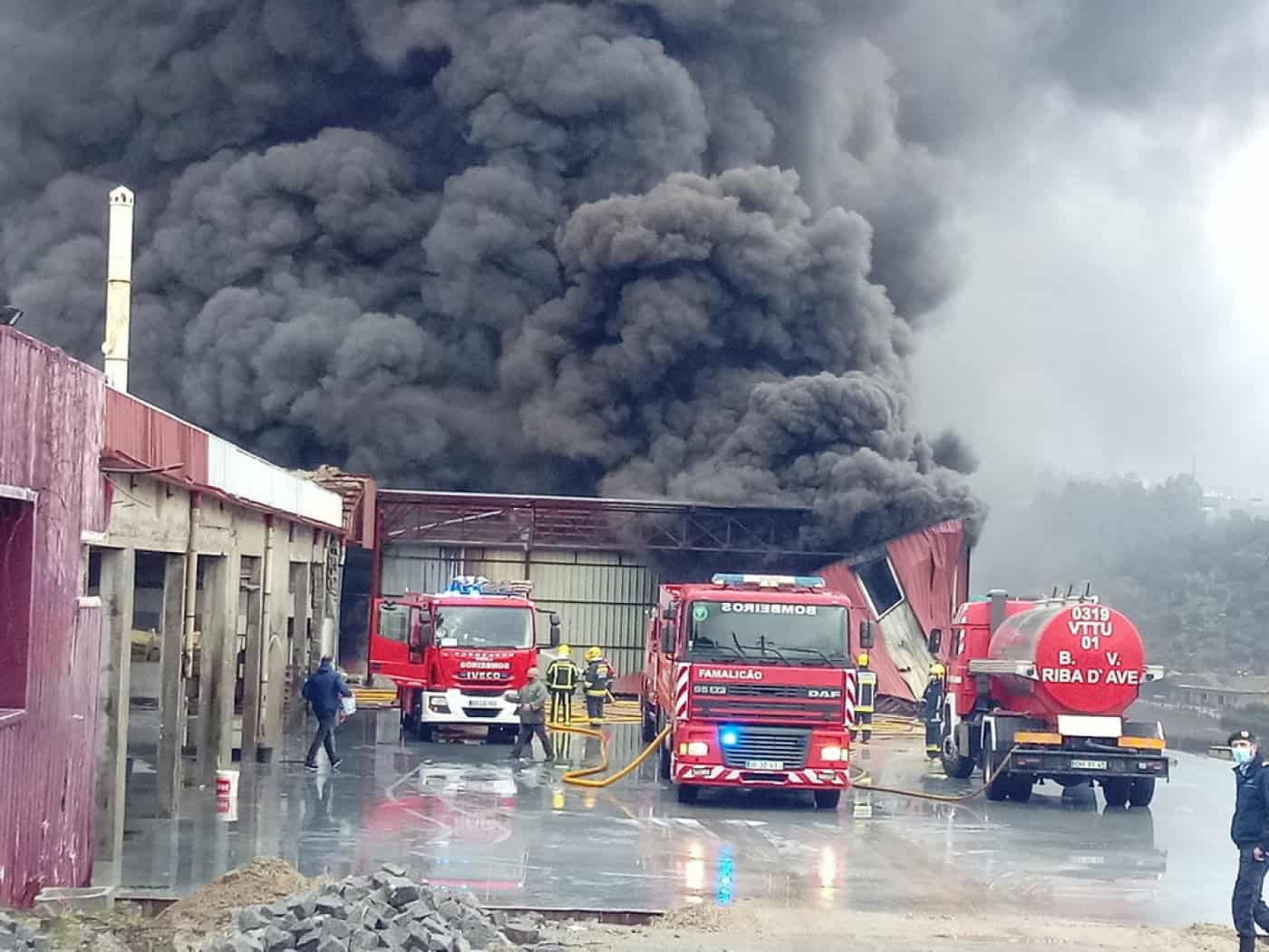 Bombeiros combatem incêndio de grandes dimensões em armazém de pneus de Guimarães