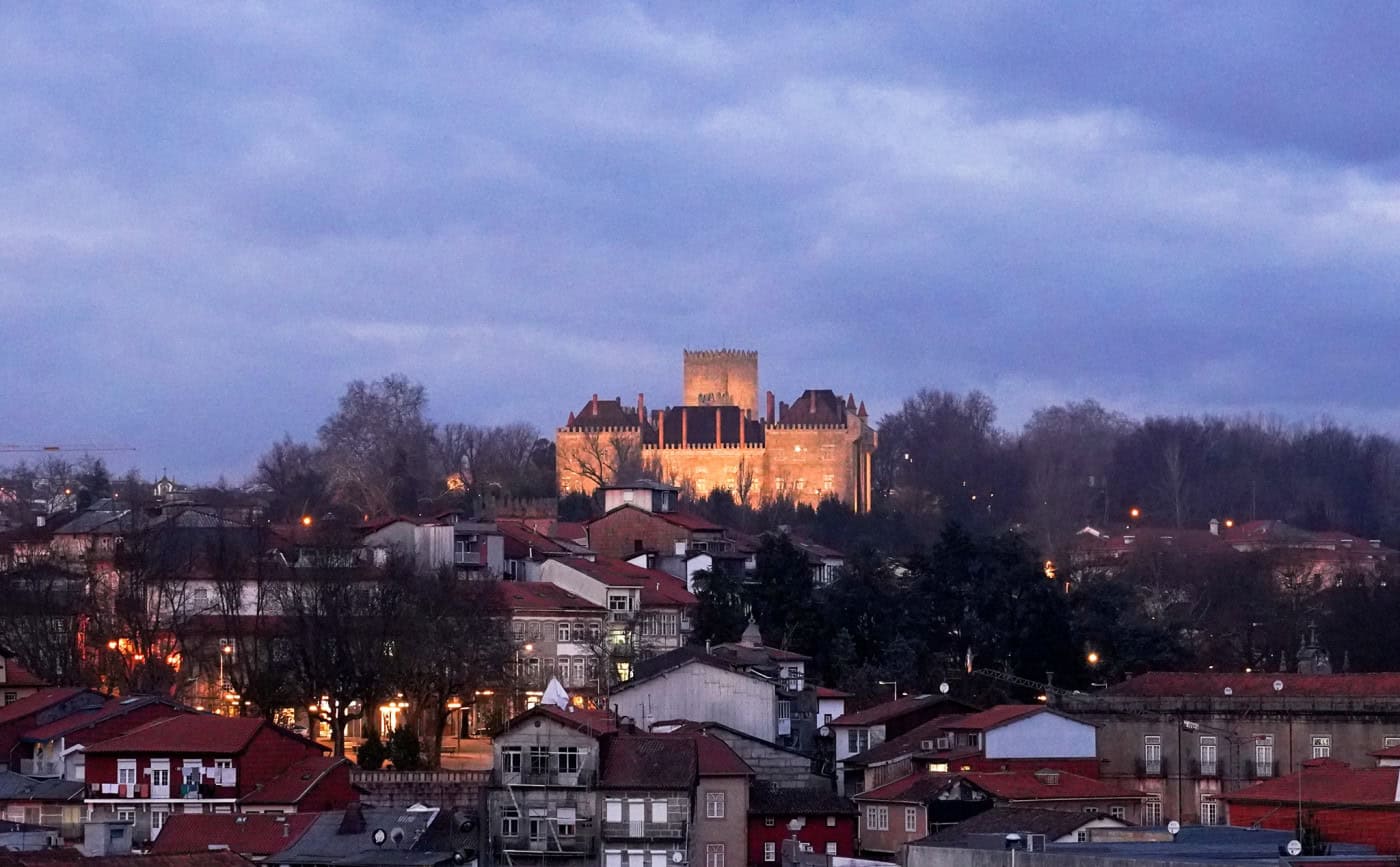 Guimarães e Famalicão entre os treze concelhos do país onde mais de 10% da população esteve infetada