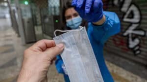 Infarmed manda retirar das lojas máscaras da marca Famapro