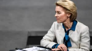 Von der Leyen considera que UE foi demasiado otimista sobre produção de vacinas