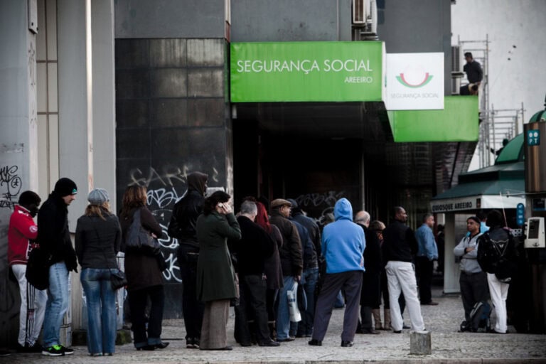 Taxa de desemprego fica em 6,8% em 2020