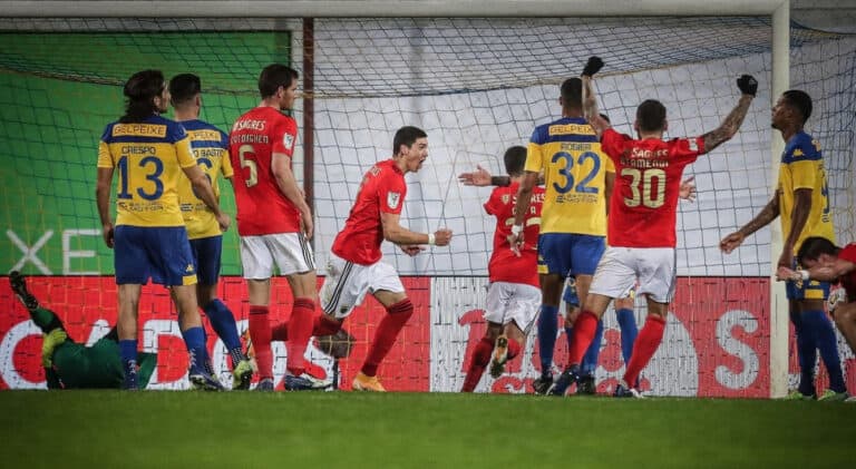 Benfica mais perto do Jamor depois de vencer por 3-1 o Estoril