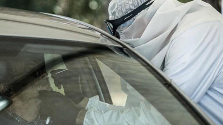 Testes à covid-19 a cada 14 dias em locais sob pressão a partir de hoje