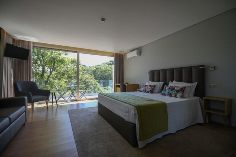 Alojamentos turísticos com menos 61,3% de hospedes e 63% de dormidas