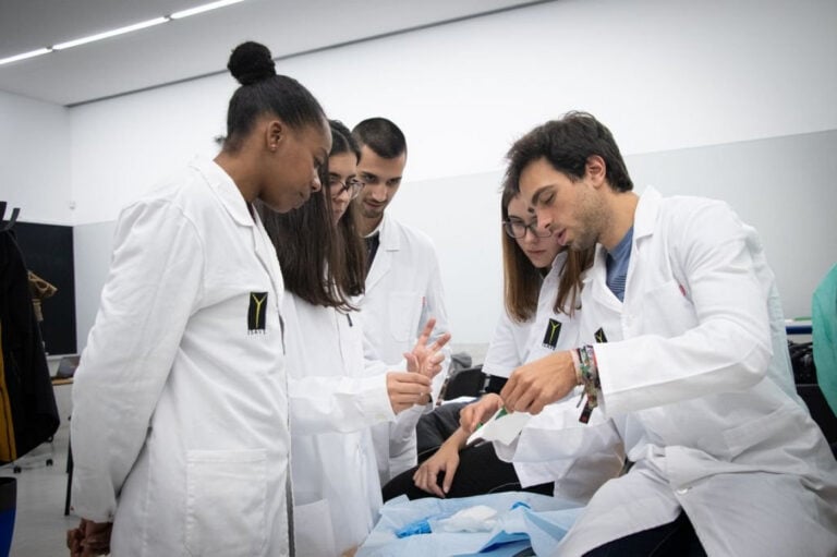 Estudantes de Enfermagem em ensino clínico vão ser prioritários na vacinação