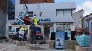 Hoje é dia de Carnaval. Festejos só mesmo em casa