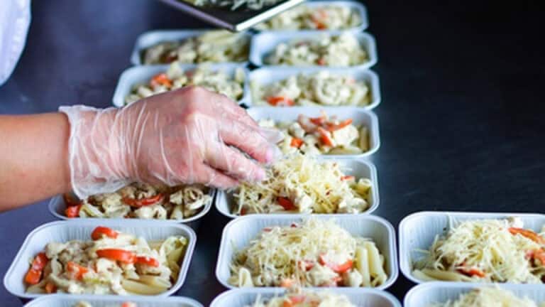 Escolas de acolhimento serviram 37 mil refeições diárias