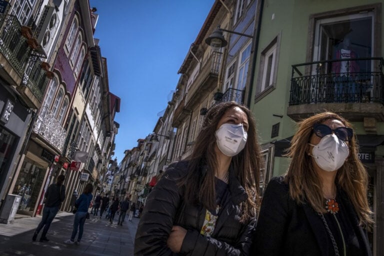 Covid-19: Portugal regista&nbsp;mais 1944 casos, 105 mortes e menos 318 internamentos