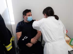 Novo ajuste ao plano de vacinação tira prioridade a forças de segurança e bombeiros