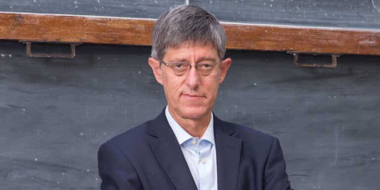 "Escola digital é muito redutora e apresenta falta de visão"